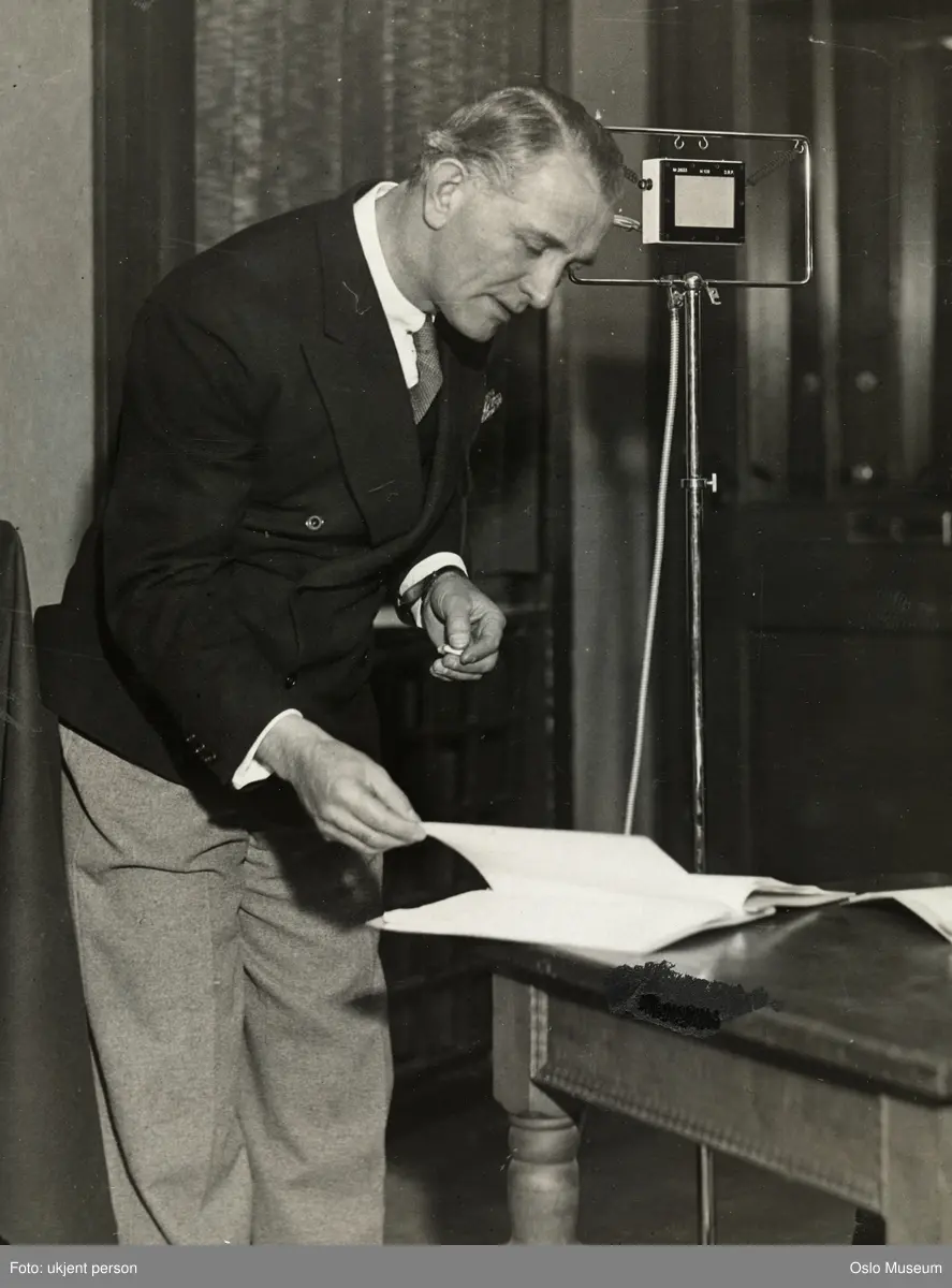 radiostudio, mann, skuespiller, prøvesitasjon, rollehefte, mikrofon