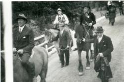 Brudefølge på Bagn Bygdesamling. Nikolai Bøhle leier hesten 