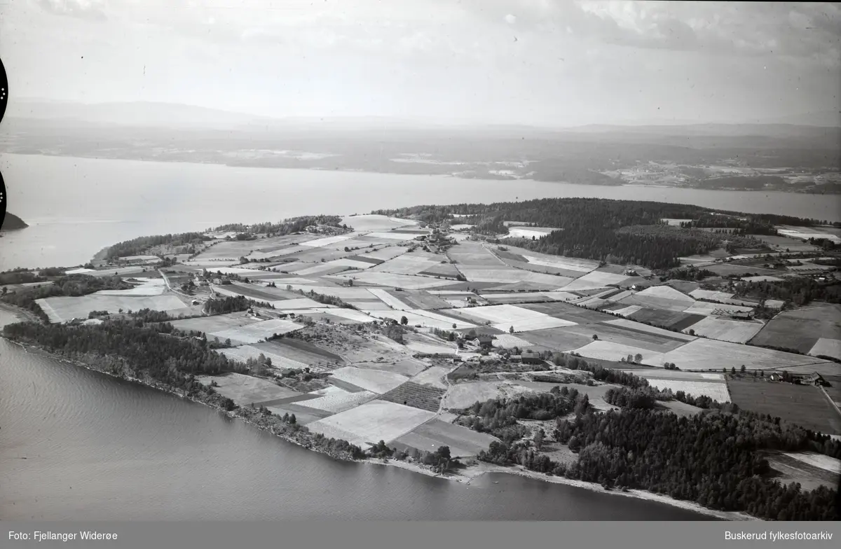 Flyfoto av Bønsnes.
Svarstadstøa og Snekkerstuvika i forgrunnen.
I venstre kant av bildet, skimtes Bønsnes kirke, til høyre for Bønsnesveien.