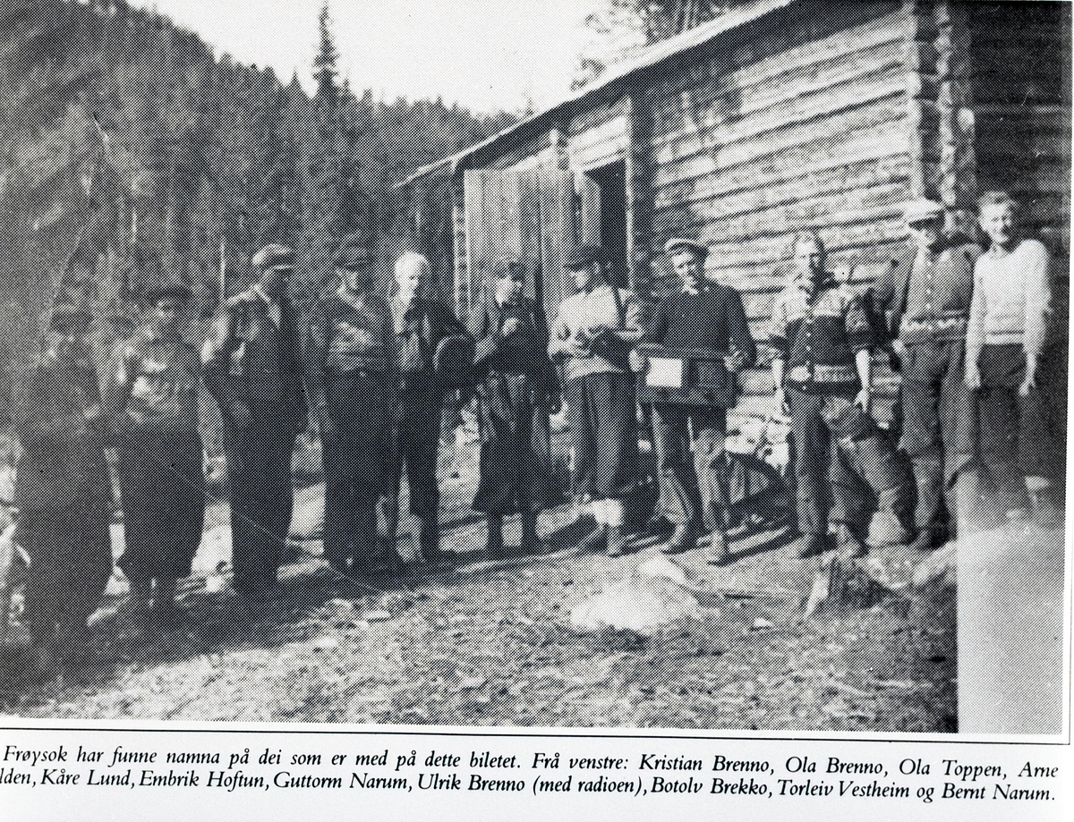 Heimefrontsoldatar 1944.
Frå v.Kristian Brenno,Ola Brenno,Ola Toppen,Arne den,Kåre Lund,Guttorm Narum,Ulrik Brenno (med radioen)Bololv Brekko,Torleiv Vestheim og Bernt Narum.