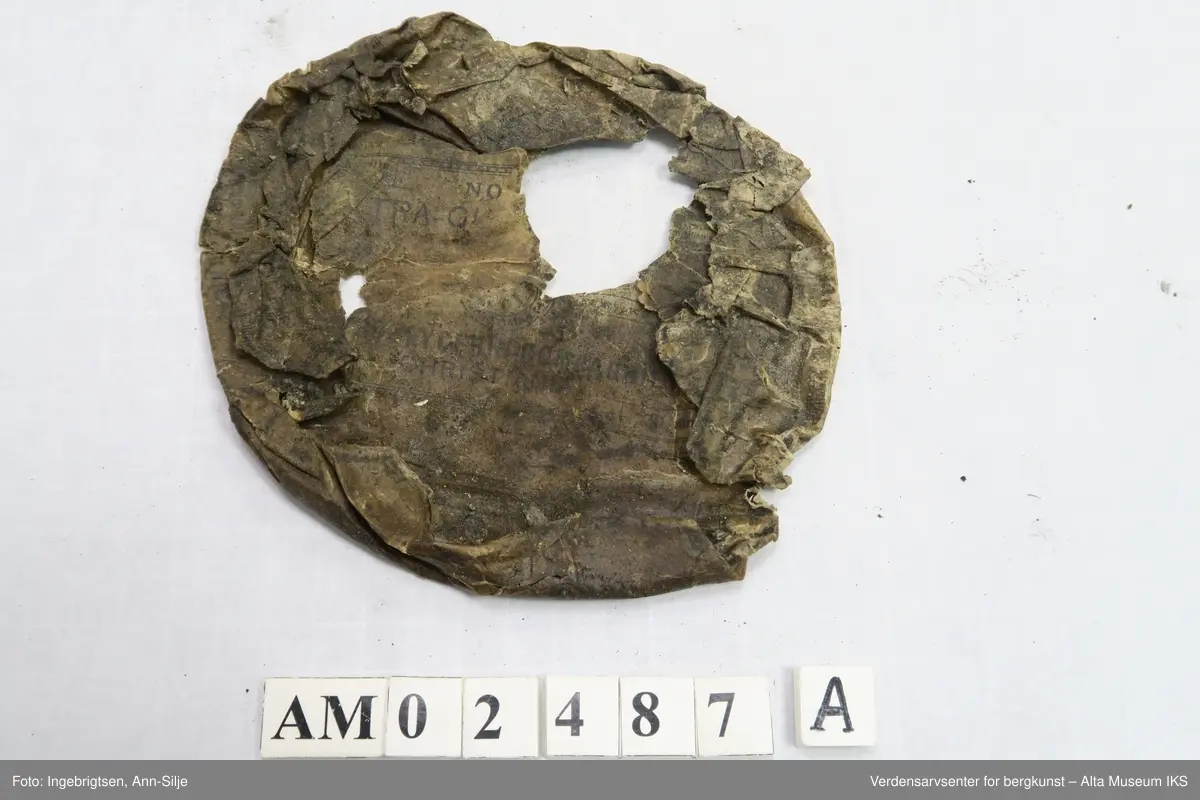 Fragment av emballasje og to biter lunter.