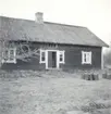 Jämmerbo.  Enligt traditionen byggt på 1700-talet som flygel på Berga gård. Senare stående i skogen vid Bondeberga, där det varit arbetarbostad. Rivet 1949.