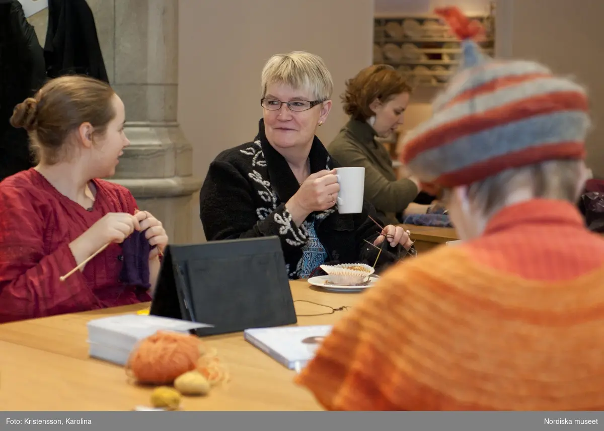 Stickcafé Nordiska museet 2 februari 2011
Personer som kan förekomma på bild:
Eva-Lotta Staffas, Karin Engerström-Gerstel, Maria Kamfjord, Heidi Kunnaala, Victoria Widmark, Gun Lindström.  Av bildens respektive filinformation framgår vem som är vem. Samtliga personer har givit stitt skriftliga medgivande.