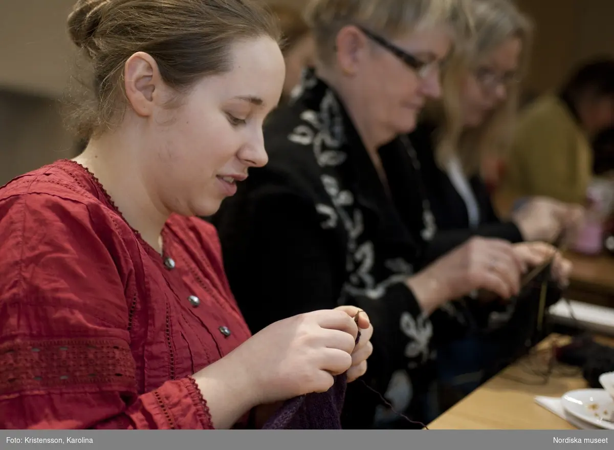 Stickcafé Nordiska museet 2 februari 2011
Personer som kan förekomma på bild:
Eva-Lotta Staffas, Karin Engerström-Gerstel, Maria Kamfjord, Heidi Kunnaala, Victoria Widmark, Gun Lindström.  Av bildens respektive filinformation framgår vem som är vem. Samtliga personer har givit stitt skriftliga medgivande.