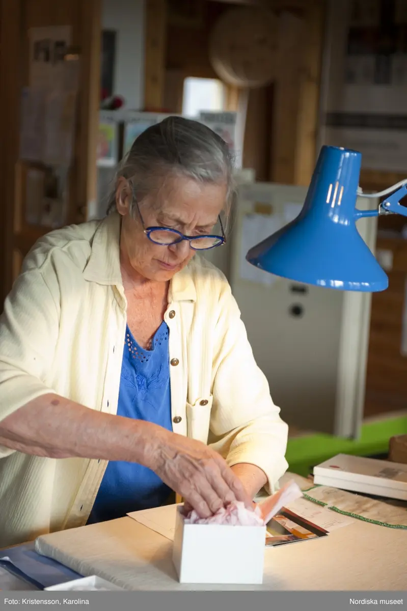 Rosa Taikon, Rosa visar Lena Palmqvist och Eva Lundin fr NM vad som ska vara med på utställningen 2011