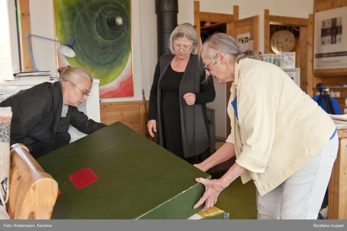 Rosa Taikon, Rosa visar Lena Palmqvist och Eva Lundin fr NM vad som ska vara med på utställningen 2011