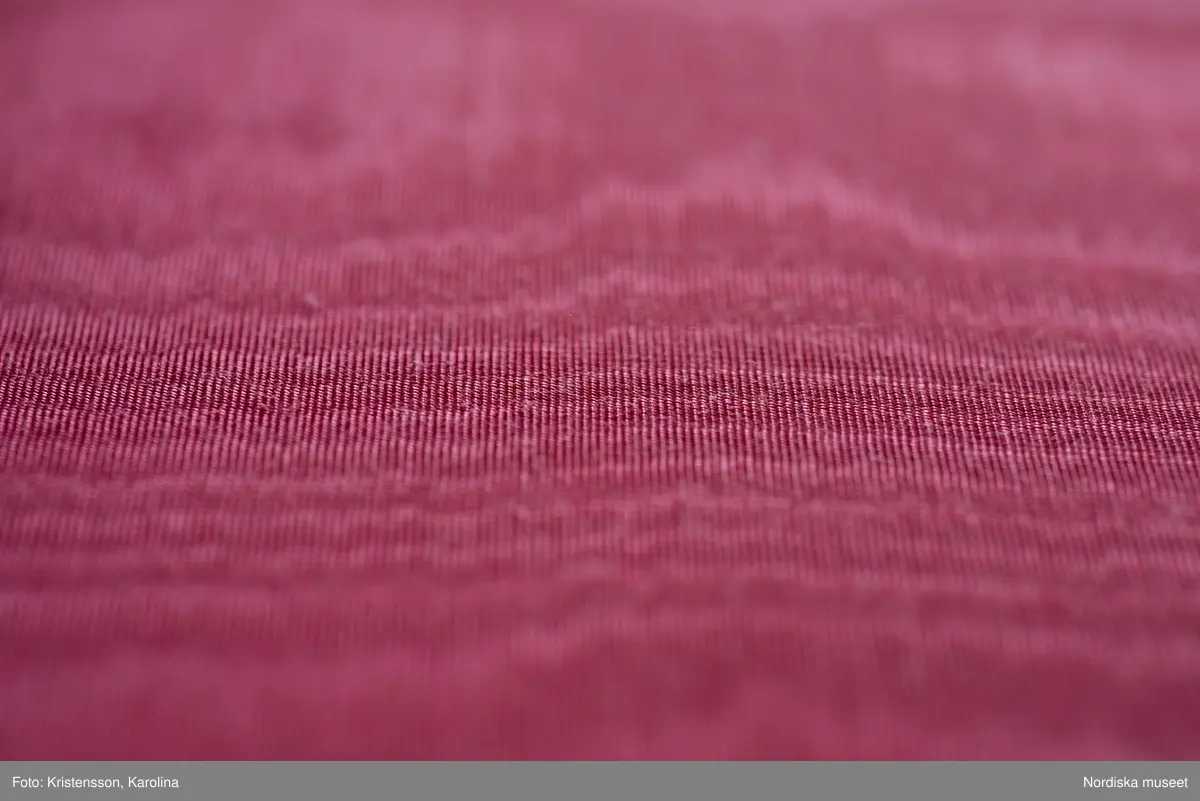 Julita, Stora huset, dekorativa detaljer, textil, kristallkrona, tapet, skor, fotografier, porslin, badrum, skor