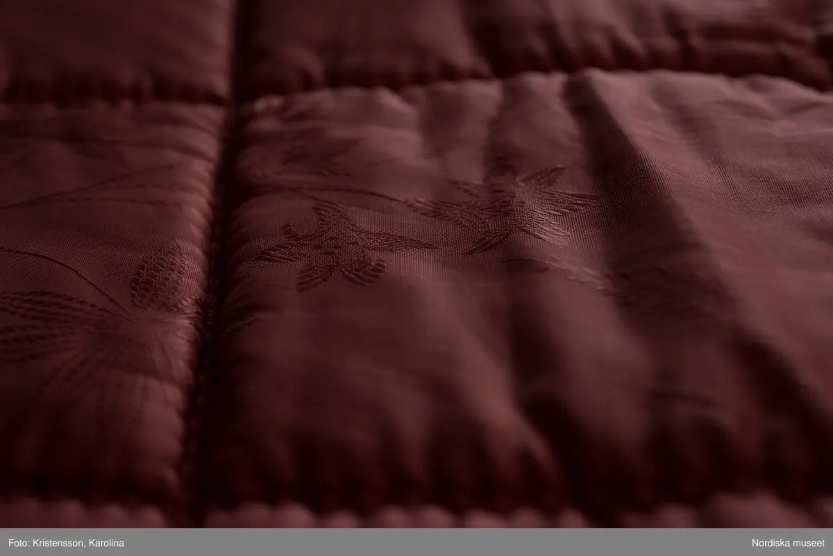 Julita, Stora huset, dekorativa detaljer, textil, kristallkrona, tapet, skor, fotografier, porslin, badrum, skor
