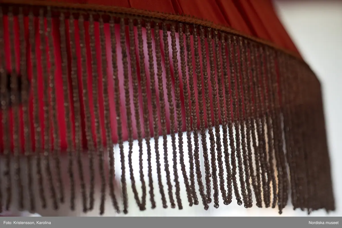 Julita, Stora huset, dekorativa detaljer, textil, kristallkrona, tapet, skor, fotografier, porslin, badrum, skor