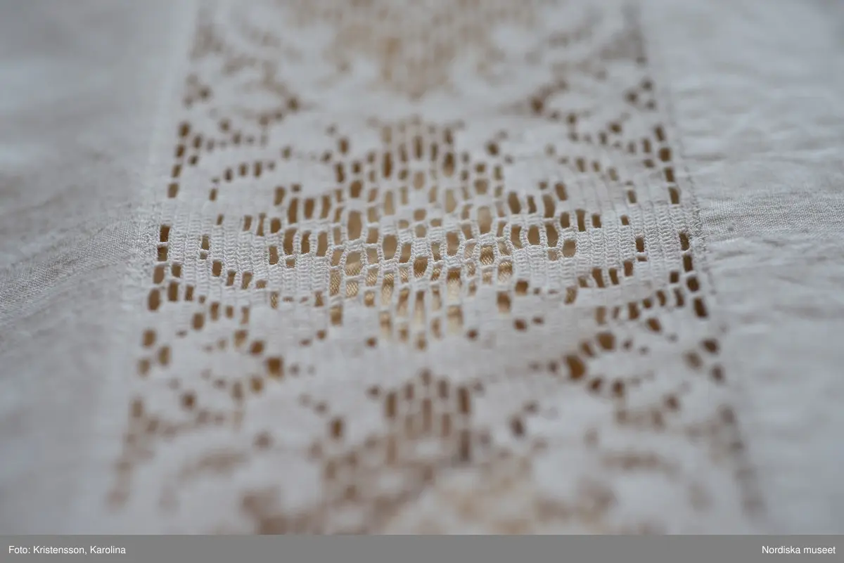 Julita, Stora huset, dekorativa detaljer, textil, kristallkrona, tapet, skor, fotografier, porslin, badrum, skor