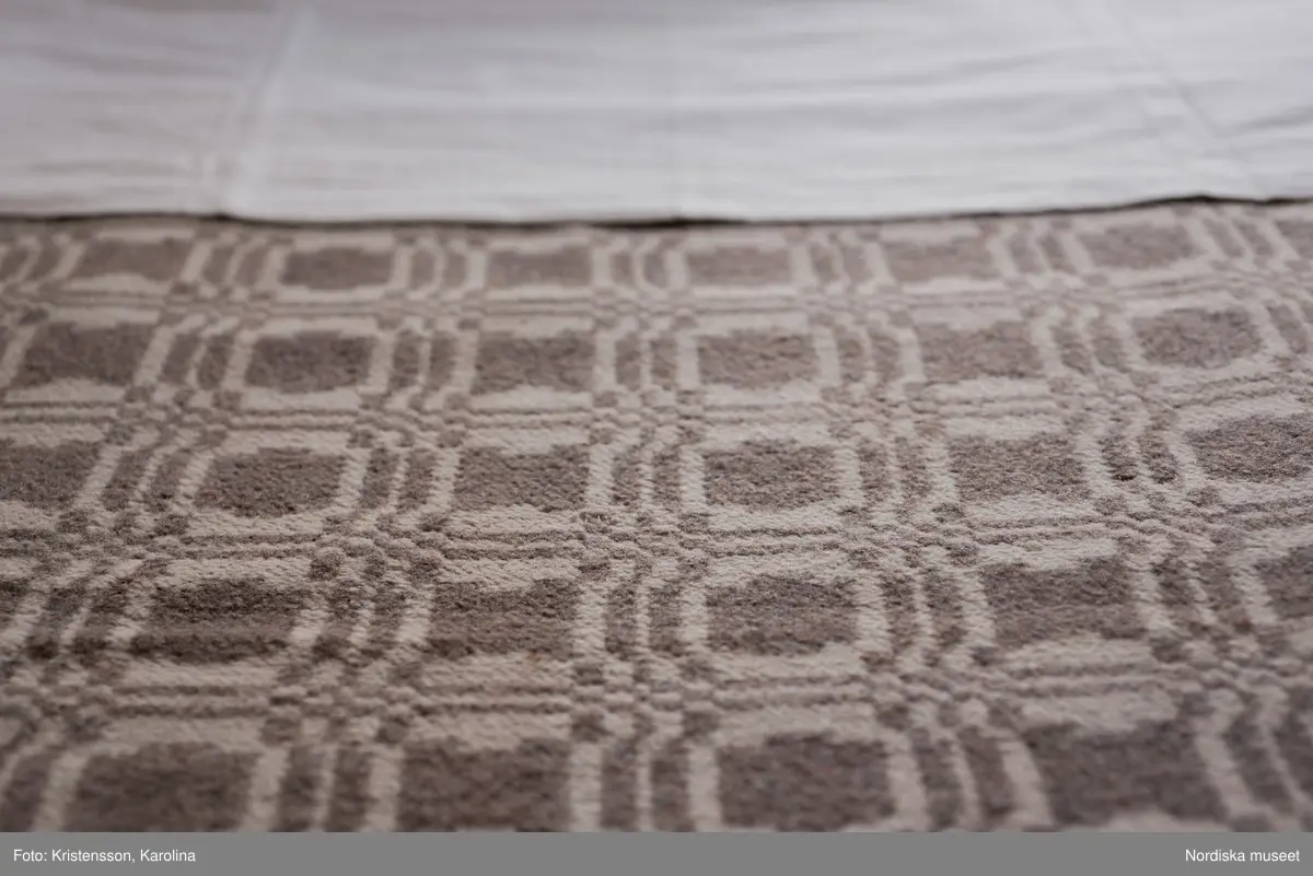 Julita, Stora huset, dekorativa detaljer, textil, kristallkrona, tapet, skor, fotografier, porslin, badrum, skor