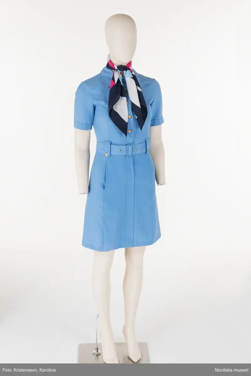 Flyguniform, Linjeflyg, fotograferad för jubileum -Bromma flygplats 80 år, intendent Marianne Larsson var sakkunnig i projektet som gjordes i samarbete med Swedavia
Acc nr 2015-11-26  NM.0332891a-b, NM.0332894