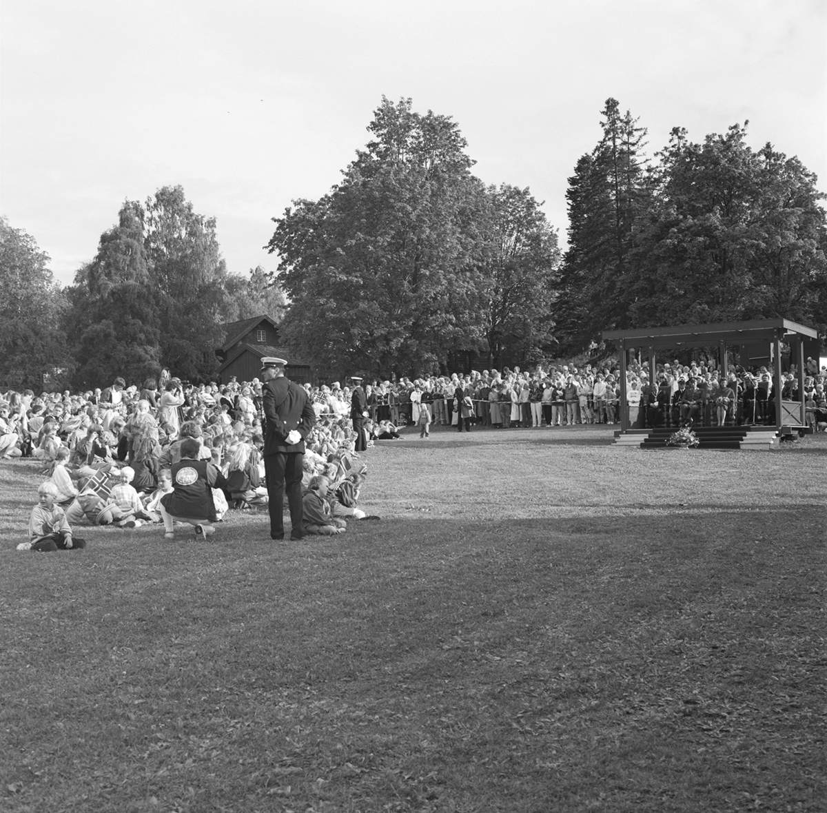 Signingsreisen 20.06.1991. Domkirkeodden, Hamar. Baldakin, kongetribune, ordfører Egil O. Larsen, ukjent, Kong Harald V, dronning Sonja. Oversikt publikum, tilskuere, kulturprogram.