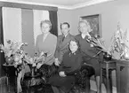 Fru Viberg, 50 år, husmor, med familj (?). Foto i februari 1944.