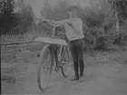 Pojke med cykel.