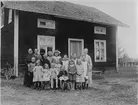 Yngre barn uppställda för gruppfoto.