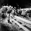 Pontus Larsson i arbete i Isakssons såg 1950.