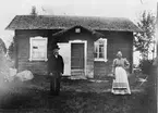 Ett par, utanför sin torparstuga.