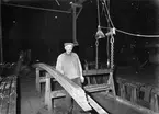 Karl Gustav Olsson i mediumverket, där han arbetade som synare. Foto den 4 december 1953.