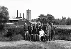 Laboratoriepersonal. Sittande från vänster: Eddie Wallin, okänd, Birgitta Svedell, Tage Turnell. Stående från vänster: Henry Nyblom, okänd, Axel Hillborg, Arnold Andersson, David , Bernt Åkerholm, Pietiläinen.