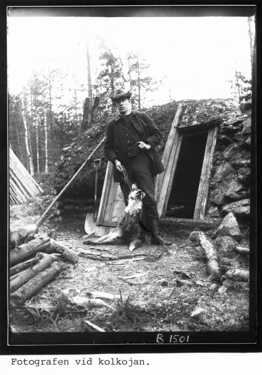 Fotografen, Elis Eriksson, vid kolarkojan.