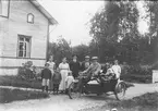 Åmot. Grupp med motorcykel på gården. Elis Eriksson kör motorcykeln. Motorcykeln är en Exelsior 1918-1910 på 1000cc.