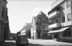 Odengatan i Bollnäs. Bilen på bilden, X6036, en Dodge 1936 tillhörande trähandlare Lars Engelbrektsson i Röste, Bollnäs. Troligen även en 1936a Dodge framför.