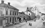 Hälsning från Hudiksvall. Storgatan mot väster. Nytryck 1988, Hälsinglands museum