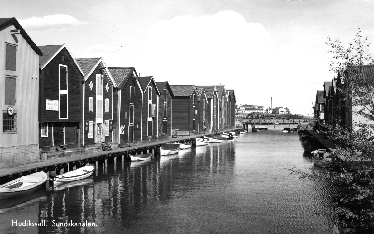 Hudiksvall. Sundskanalen. Den cirka 500 meter långa Sundskanalen är Lillfjärdens naturliga utlopp i havet genom centrum. Från början låg Hudiksvalls hamn inne i den väl skyddade Lillfjärden, men genom landhöjningen blev kanalen till slut för smal och grund för att de större fartygen skulle ha en chans att ta sig igenom. 1615 flyttades så handelshamnen ut till havet och den plats där den fortfarande ligger.
