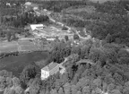Axmarbruk, Gästrikland. Bruket anlades 1671 och drevs till 1927. I slottsparken finns en näckrosdamm och flera ädla lövträd.