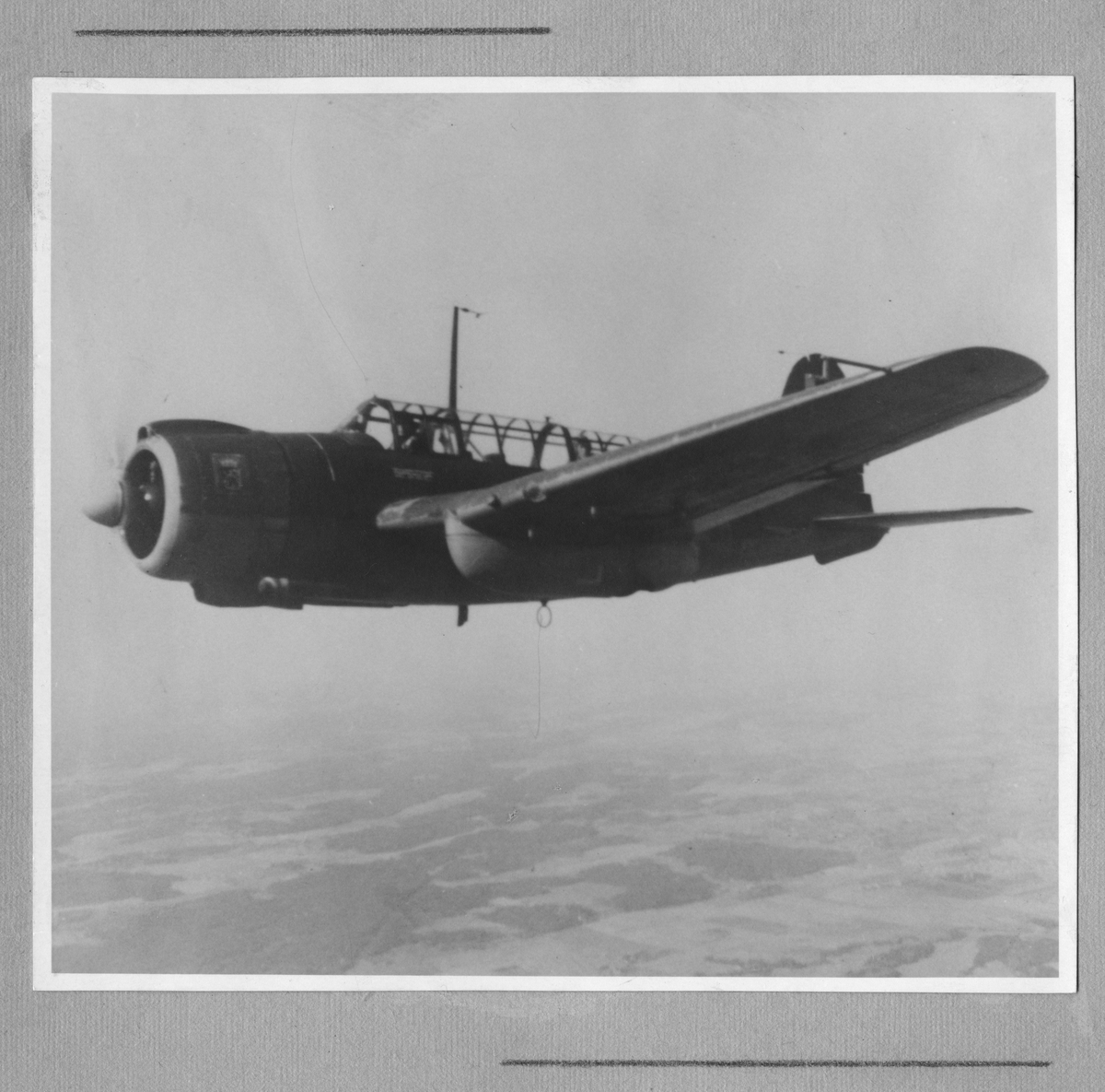 Fotoalbum från värnplikt på F 6 Västgöta flygflottilj under 1940-talet.

14 stycken albumsidor med 36 svartvita fotografier med motiv av flygplan, personal, värnpliktiga, umgänge på logemente och muckarkam.