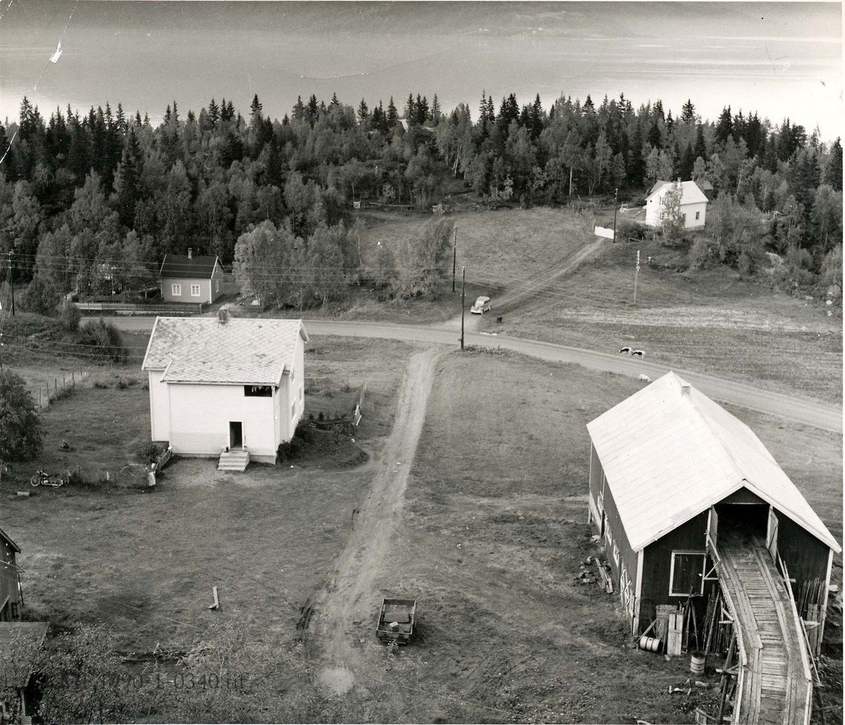 Fra Skamdalen. Bolighus og uthusbygning m/adkomstvei.