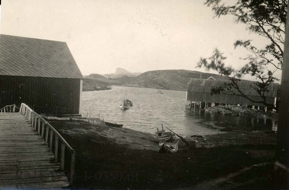 Selsøvik handelssted. To brygger sett fra landsiden.