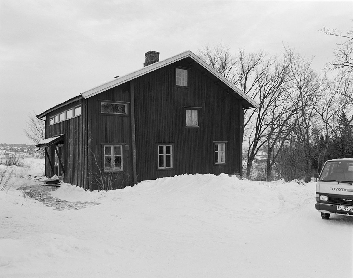 Hamar, Just Brochs gate 21 under Østre Disen, siste eier av Østre Disen gård var Christoffer Helgesen, han solgte gården i 1850 til rittmester Hans Stenresen Bøgh på Børstad gård og siden vært underlagt denne, i folketellingen i 1965 er kunstmaler Matthias Stoltenberg leietager hos fødereådsmann Helgesen. Stoltenberg døde her 2. november 1871. Fylkeskonservator Per Martin Tvengsberg restaurerte huset på 1970 tallet og bodde her, huset kalt "Raud-Disen" eller "Raudisen"