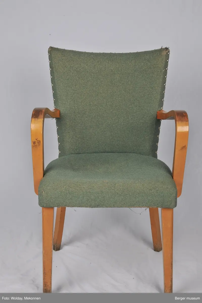 Grønt trekk med armlener. Noe slitt. Trekket er produsert på Berger fabrikker.