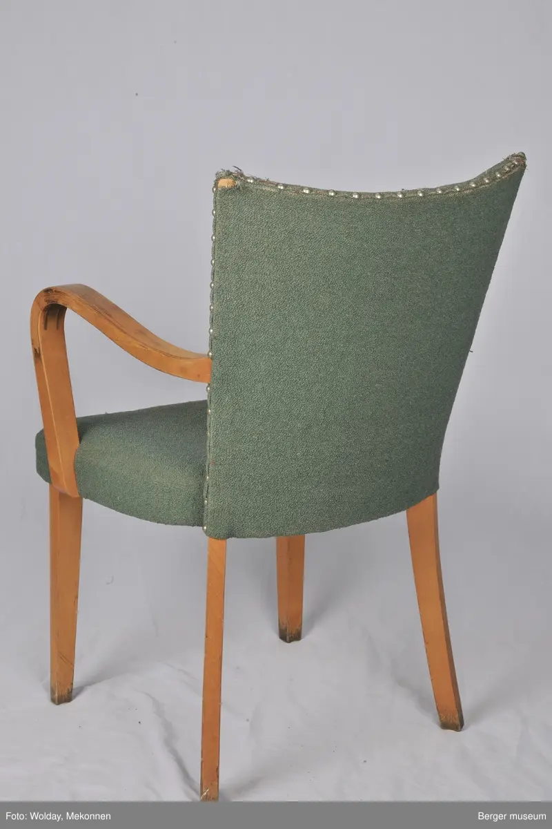 Grønt trekk med armlener. Noe slitt. Trekket er produsert på Berger fabrikker.