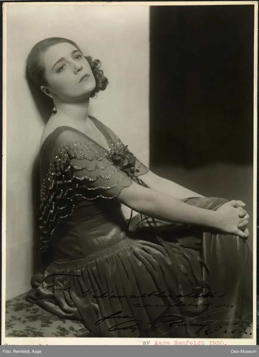 portrett, kvinne, skuespillerinne, rollebilde, Sonja i "Konkylien" på Nationaltheatret, sittende knefigur, kostyme