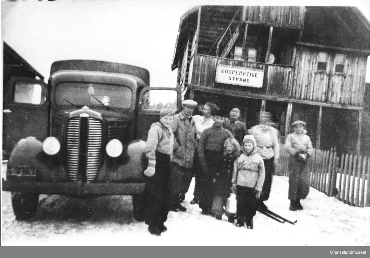Strand Kooperative filial.
1. Samvirkelag.
2. AUF-hus
3. Beboelseshus for Frants og Leo Rauhala
4. Hytte til Riktor Kåven/Kåuen/Kåsen? 