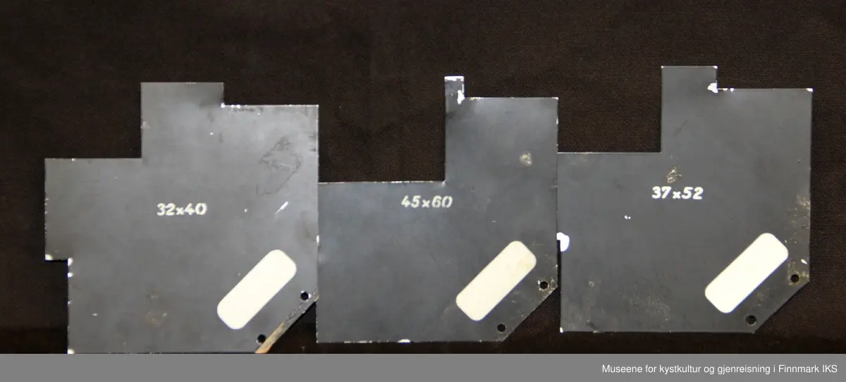 Utstyre er oppbevart i ei tre eske med 5 forskjellig rom, ei linse, flere glassplater, 2 glassplate holder, flere metall vinkler i forskjellig størrelser og flere papir border som brukes til å lage oval portretter, i forskjellige størrelser.