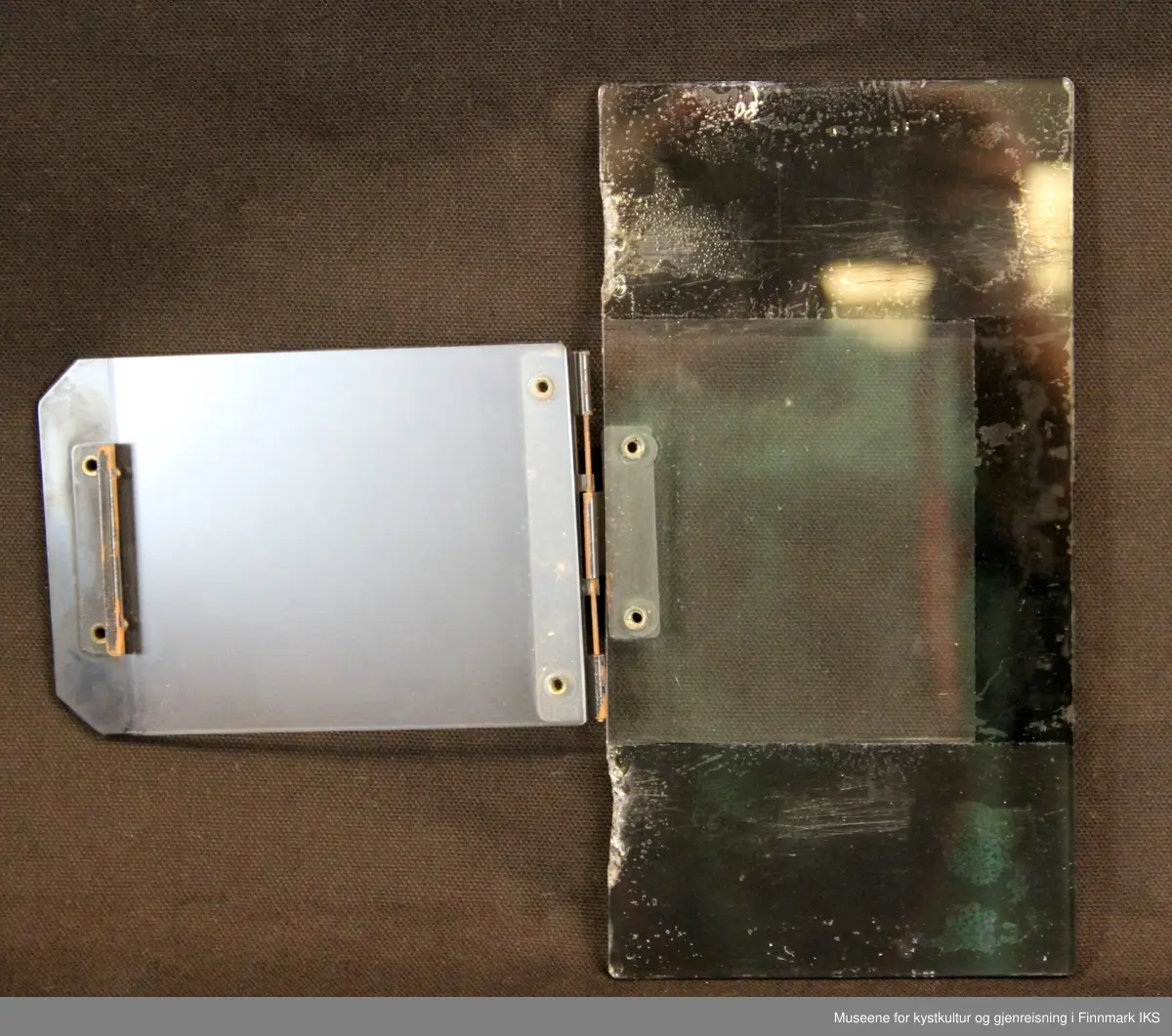 Utstyre er oppbevart i ei tre eske med 5 forskjellig rom, ei linse, flere glassplater, 2 glassplate holder, flere metall vinkler i forskjellig størrelser og flere papir border som brukes til å lage oval portretter, i forskjellige størrelser.