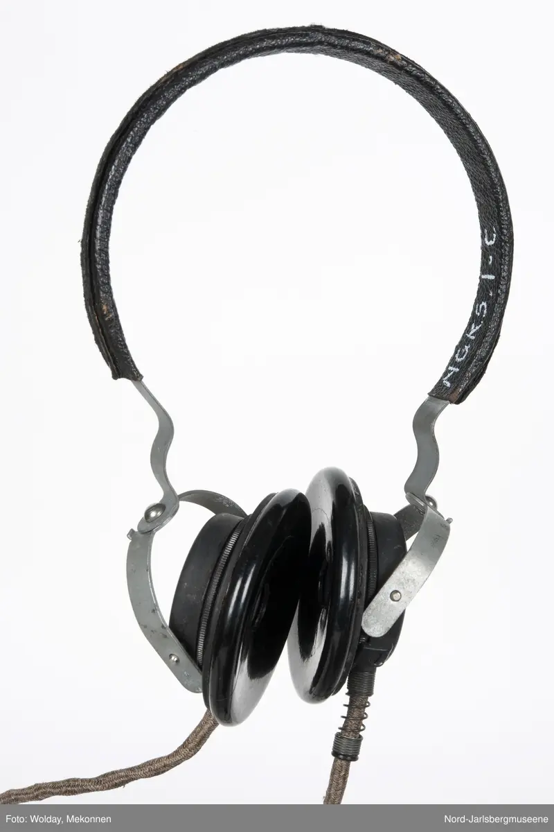 Brun metallkasse med lufterister på høyre kortside og topp. front med reguleringsknapper og hjul, rød lampe, og uttak. Elevapparater har to reguleringshjul og er montert på treplater som er koblet sammen med forsterkeren med ledning og kontakt, og til øretelefonene med ledning i kontakt. Øretelefonene er av bakelitt, metall og lær.
Sort bakelitt også på elevapparatene.


5 deler tilsammen