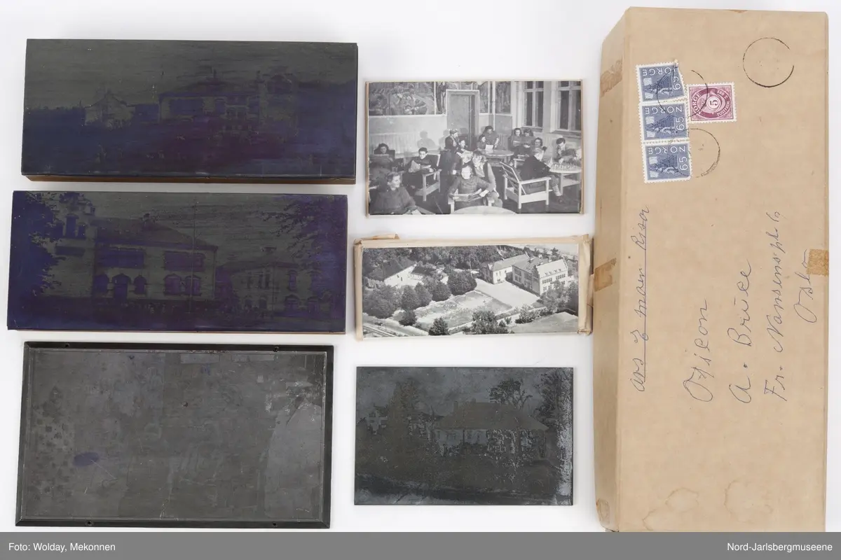 Klisje nr. 63-C ofg -D: Nedre Gausen Døveskole, sett utenfra med elever i forgrunnen
Klisje nr. -E: Flyfoto over Nedre Gausen skole (("Holmestrand off. skole for døve")
Klisje nr. -F: Elever i fritidssysler i dagligstuen ("Fra Holmestrand døveskole. Dagligrom")
Klisje nr. -G: seks personer
Klisje nr. -H: Nedre Gausen gård