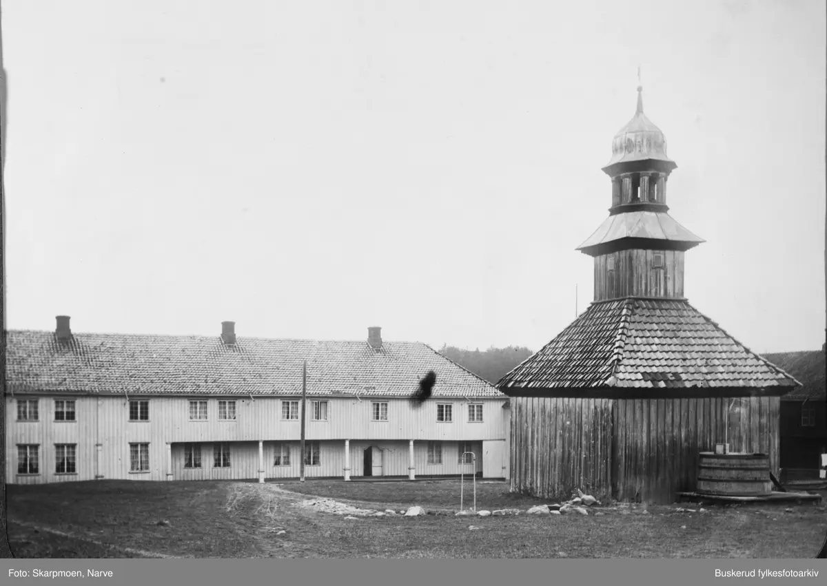 Fossesholm herregård.
Nå museum.

I 1763 kjøpte Jørgen von Cappelen Fossesholm og flyttet til gården. Jørgen hadde giftet seg rikt med en leverandør-enke på Kongsberg. Her hadde han tjent en formue på vareleveranser til den voksende skare av arbeidere ved Sølvverket. Straks etter innflytting ble utbyggingen av gården igangsatt, og få år etter fremstod Fossesholm som et praktanlegg i rokokkostil.

Gårdstunet fikk i 1773 et lite hus med et klokketårn.