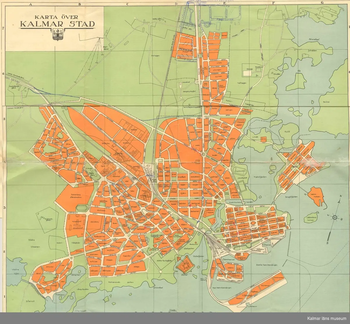 Karta över Kalmar stad. Troligen runt 1950 då Adelgatan m fl i norr är ditritade med bläckpenna.