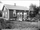 Familj framför bostadshus, Östhammar, Uppland