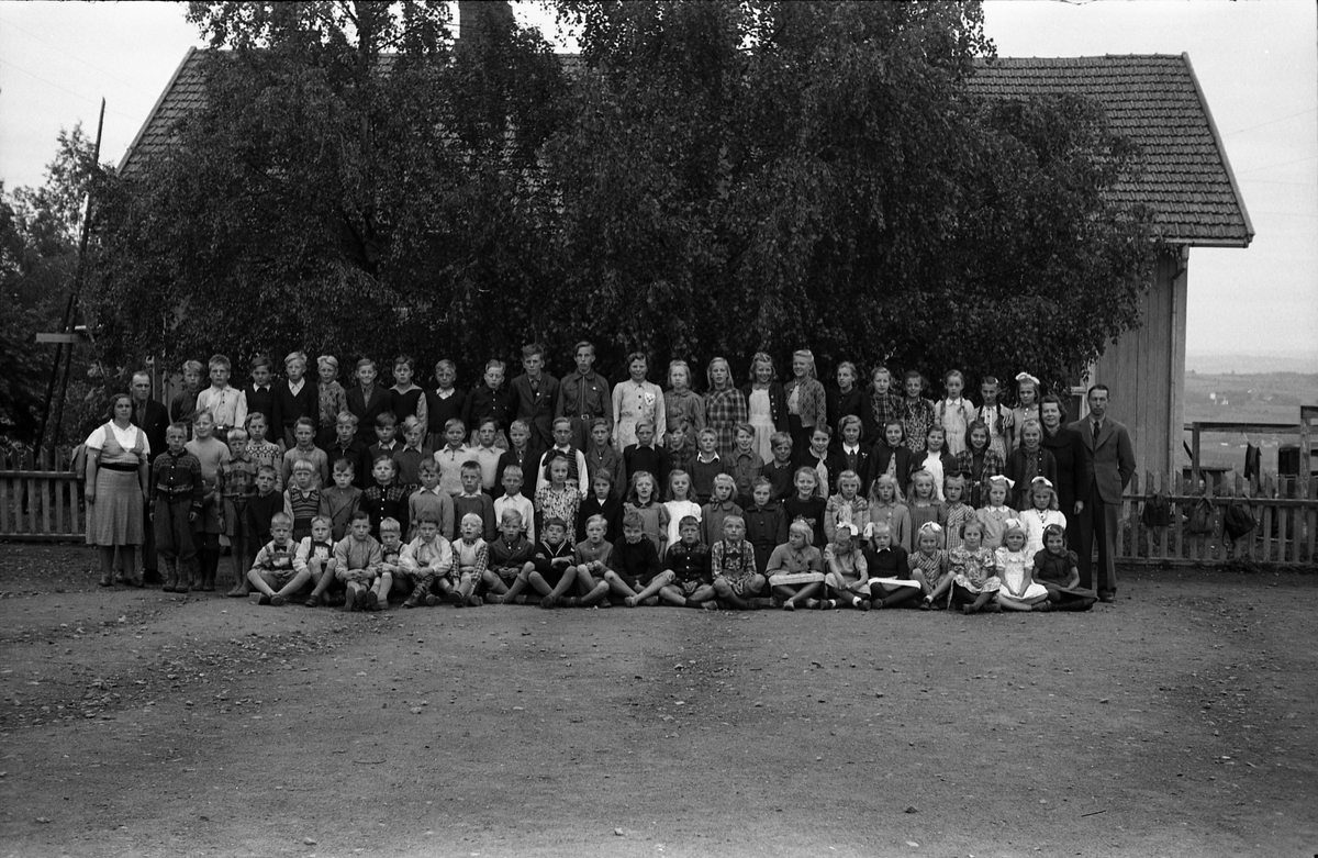 Skolebilde fra Vilberg skole, Ø.Toten, juni 1947. Ni bilder der personene er nummerert på nr. 8 (tilsvarer bilde nr. 1 og 2), mens nr. 9 er navneliste. Bilde 1 og 2 er identiske, mens det er en marginal endring på bildene 3-7 ift. de to første. Det gjelder blandt guttene som står lengst til venstre ved sida av Iris Hågård, der nummer 42 på bildet med nummer synes ikke å være med på de fem siste.
