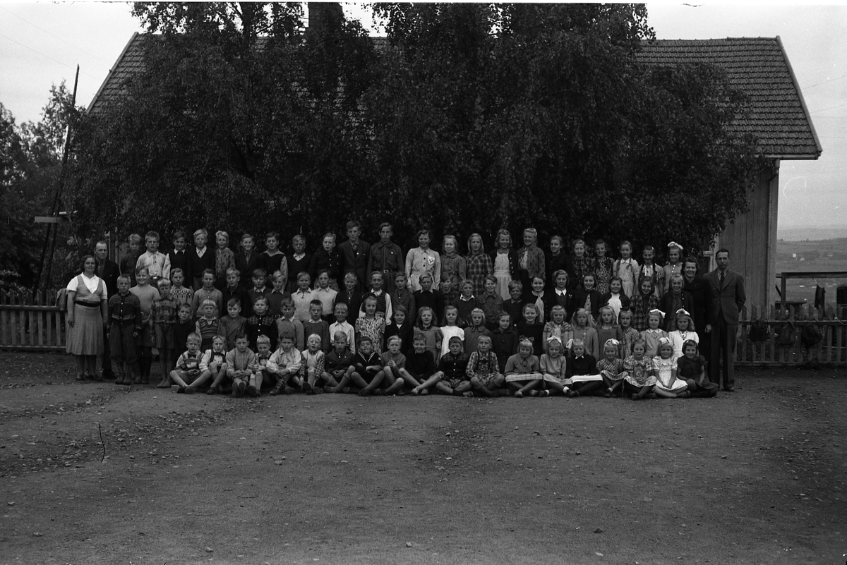 Skolebilde fra Vilberg skole, Ø.Toten, juni 1947. Ni bilder der personene er nummerert på nr. 8 (tilsvarer bilde nr. 1 og 2), mens nr. 9 er navneliste. Bilde 1 og 2 er identiske, mens det er en marginal endring på bildene 3-7 ift. de to første. Det gjelder blandt guttene som står lengst til venstre ved sida av Iris Hågård, der nummer 42 på bildet med nummer synes ikke å være med på de fem siste.