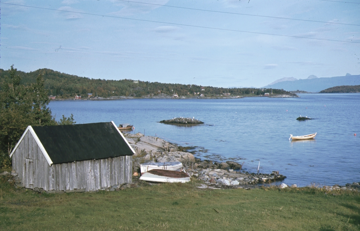 Utsikt fra Medkila mot Steinbergneset. Naust i forgrunnen.