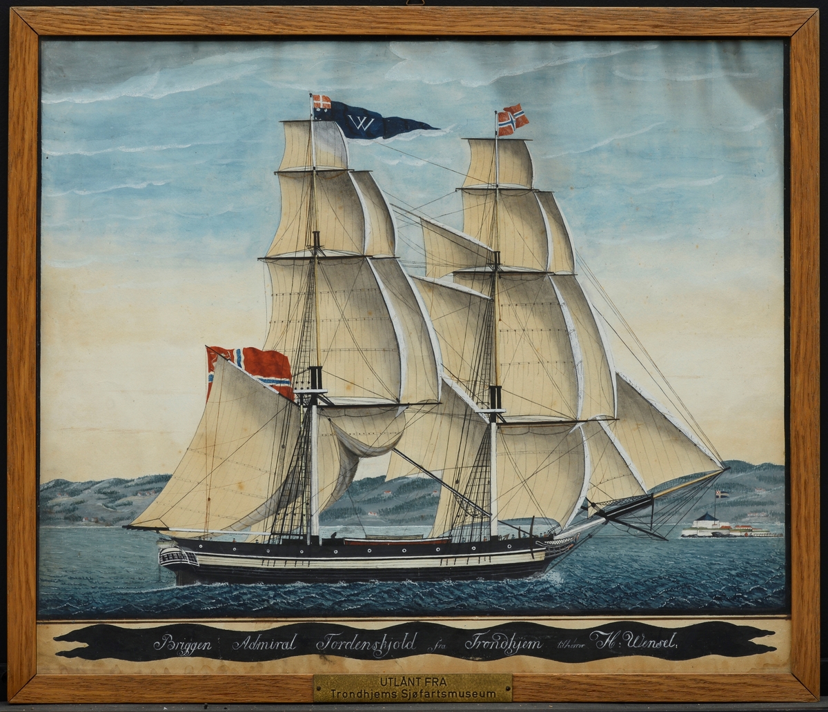 Brigg Admiral Tordenskjold" av Trondhjem for fulle seil ved Munkholmen.