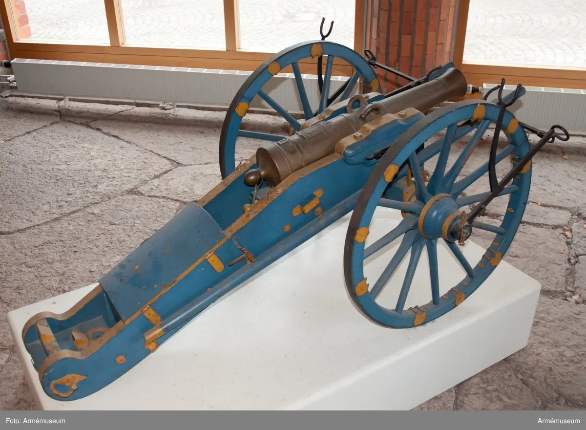 Grupp F I. 
Kapten F A Spaks katalog 1888. 
Försedd med hertig Carls (Carl XIII) krönta, dubbla namnchiffer på kammarstycket.  
Till modellen hör lavett, två anmarschbommar, handspik och två riktkilar. Allt tillverkat senare.